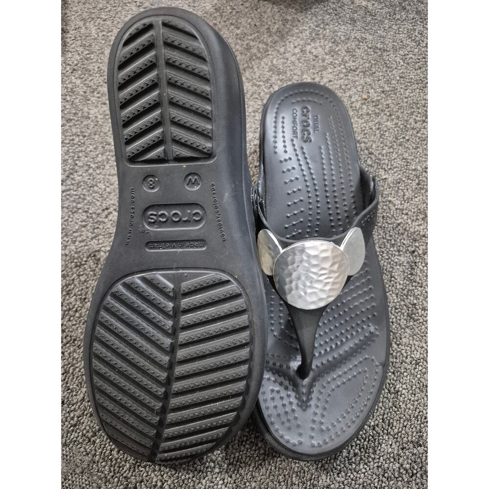 Crocs Dual Comfort Black Thong Sandals Silver Hammered Medallion Women's W8 - Picture 3 of 5